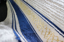 Türkischer Teppich in Blau mit Streifenmuster. Hauptfarbe: Weiß mit blauen und goldenen Akzenten